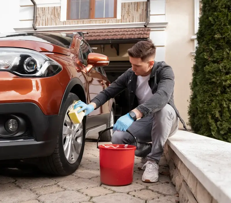 Lavage auto à domicile Bonneville : professionnel intervenant sur un véhicule